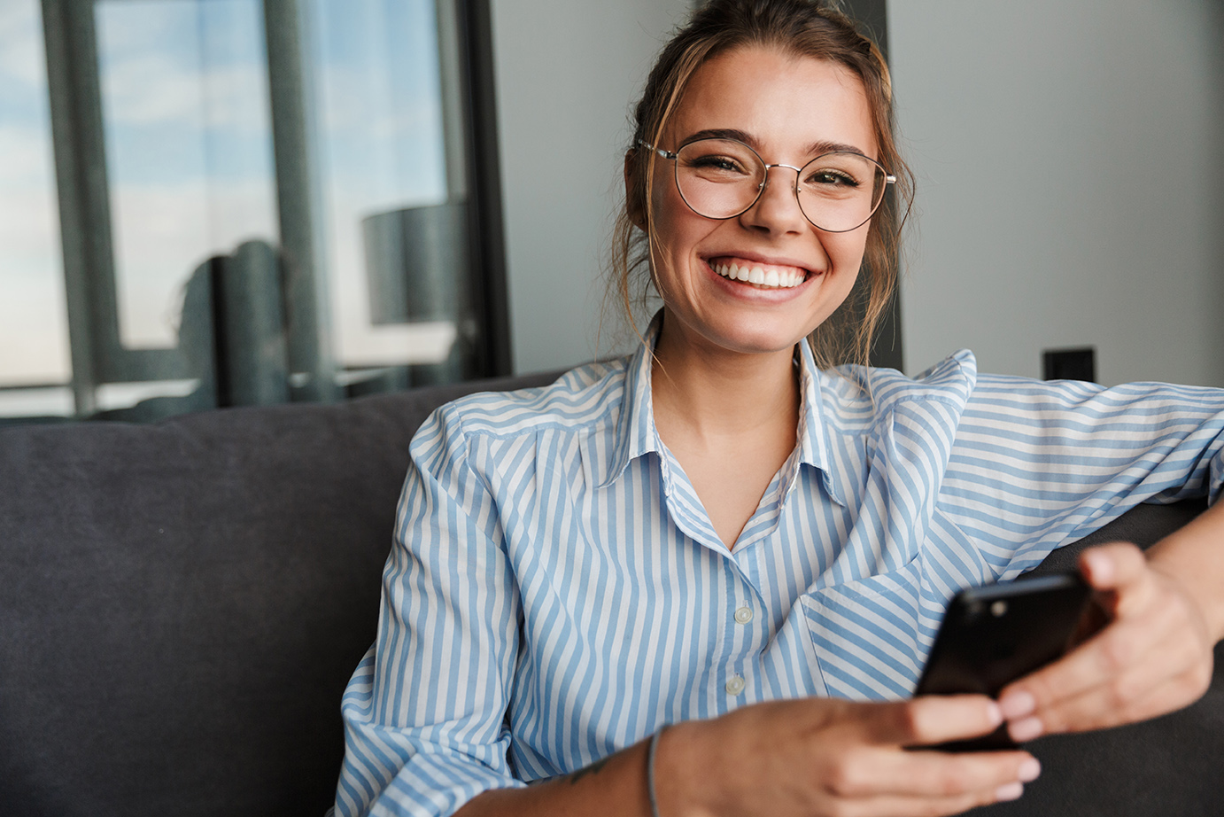 woman scheduling a dental appointment at scholes family dental